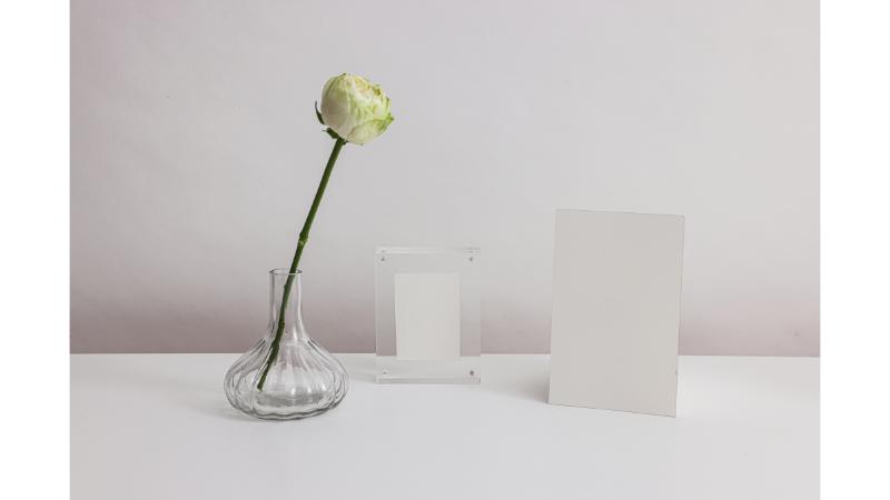 一輪挿し白薔薇とフォトフレームの写真