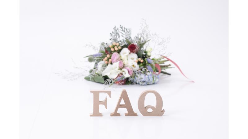 ドライフラワーとFAQの文字の木の置物