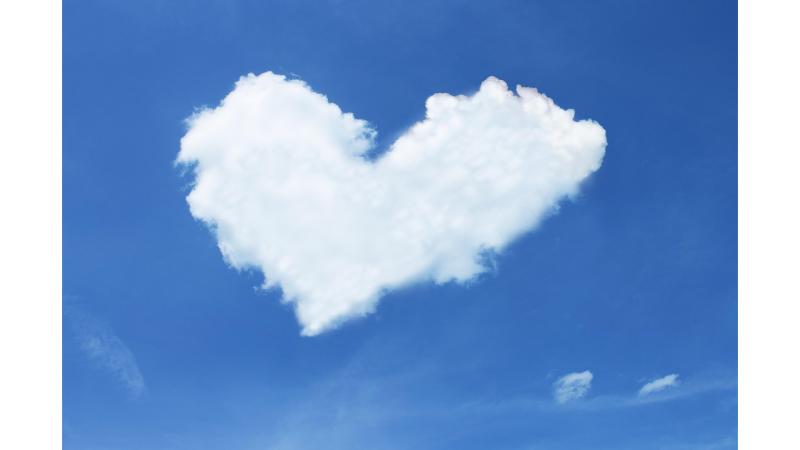 青空に雲が広がり、その雲の一つが大きいハートの形になっている。