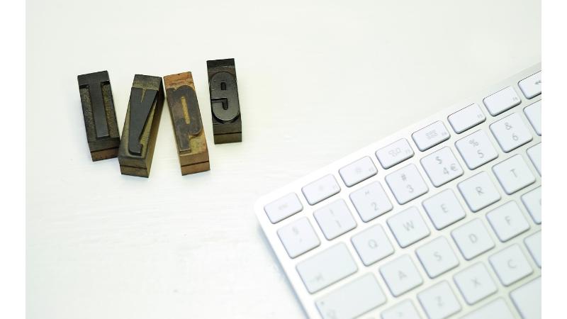 キーボードとTYPEの文字が入った長方形の置物