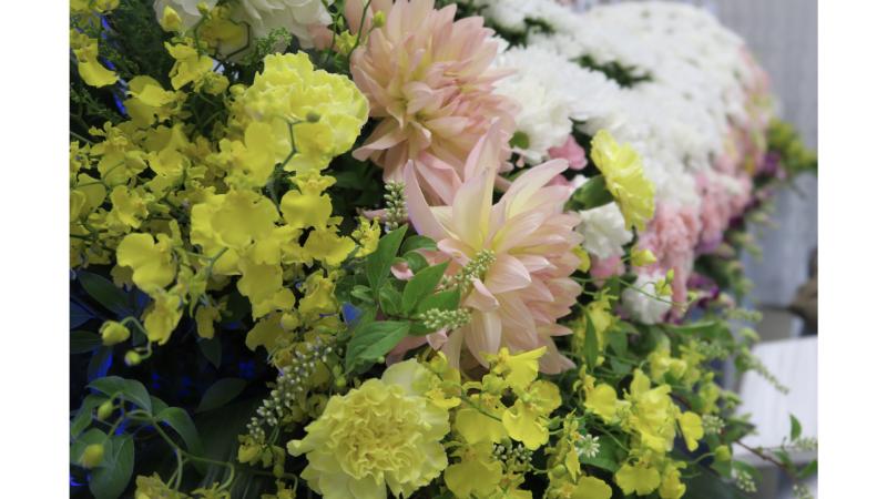 祭壇に飾られた黄色やピンクの花
