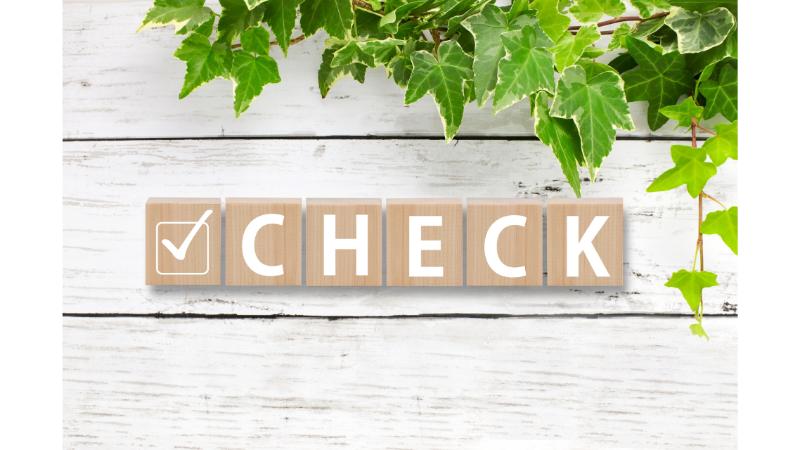 CHECKの文字が刻印された木のブロック