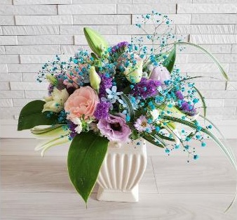紫や青の花が生けられた花瓶