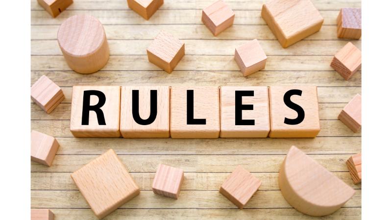 RULESと書かれた木のブロック