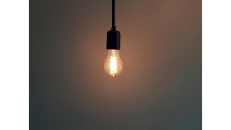 吊るされた一つの電球