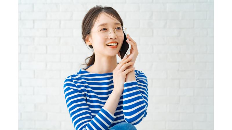 スマホで電話する女性
