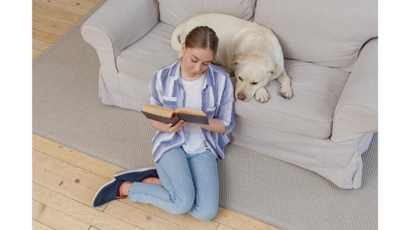 リビングでくつろぐ大型犬と女性