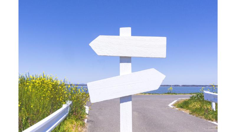 海と白い矢印標識