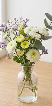 白や紫の花が生けられた花瓶