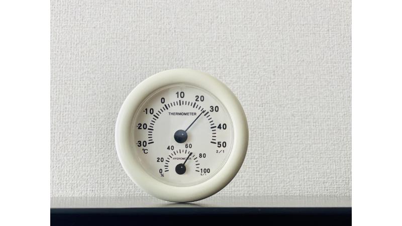 白い温湿度計