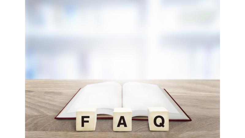 開かれたノートの前に置かれたFAQのブロック