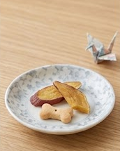小皿にのせられたペット用のおやつ