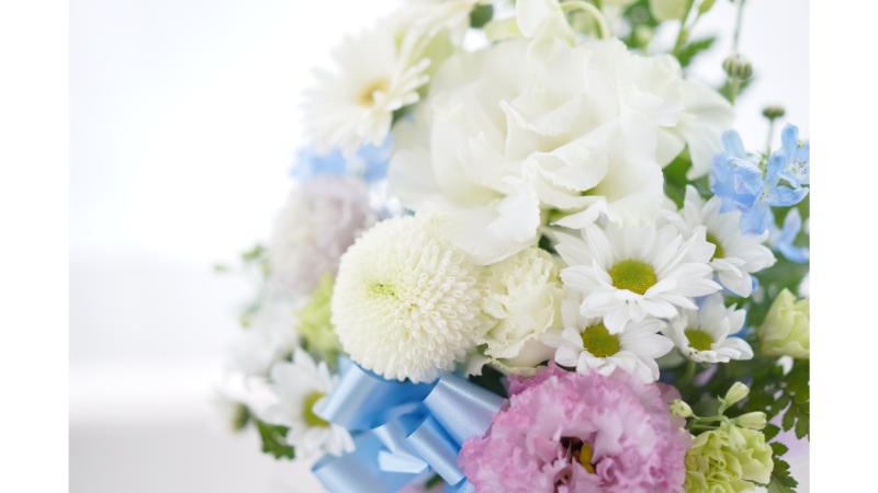 白い仏花と水色のリボン