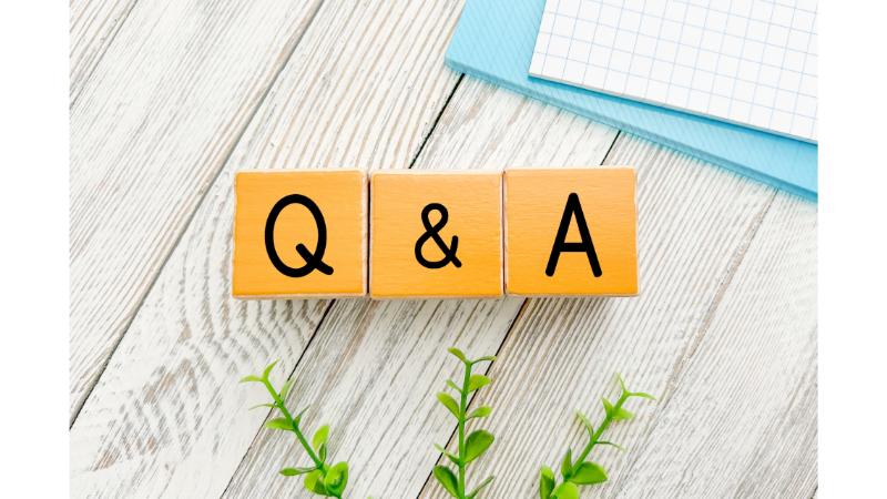 Q＆Aと書かれた木のオブジェ
