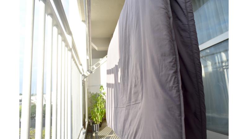 直射日光が当たるベランダに干された布団