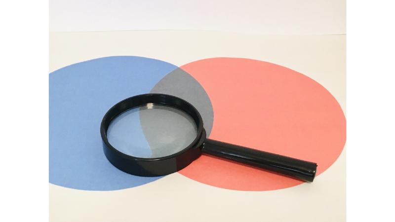 青と赤の重なり合う丸と虫眼鏡