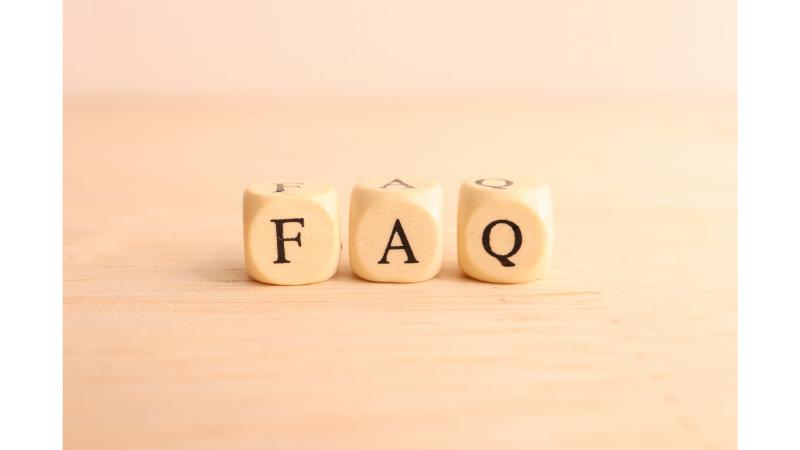 FAQの文字が入った木のブロック