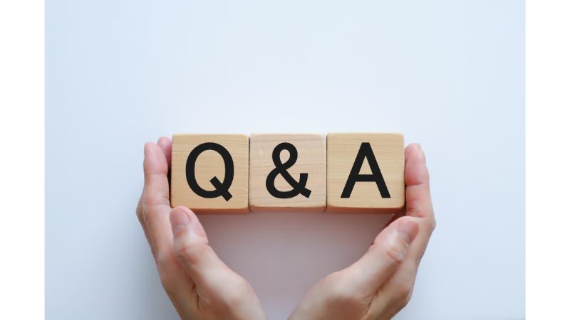 Q＆Aの木のオブジェ