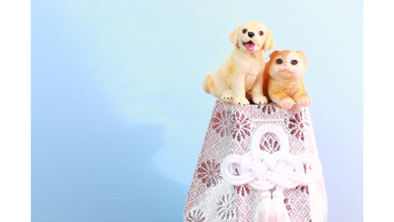 犬と猫のオブジェが乗った骨壺