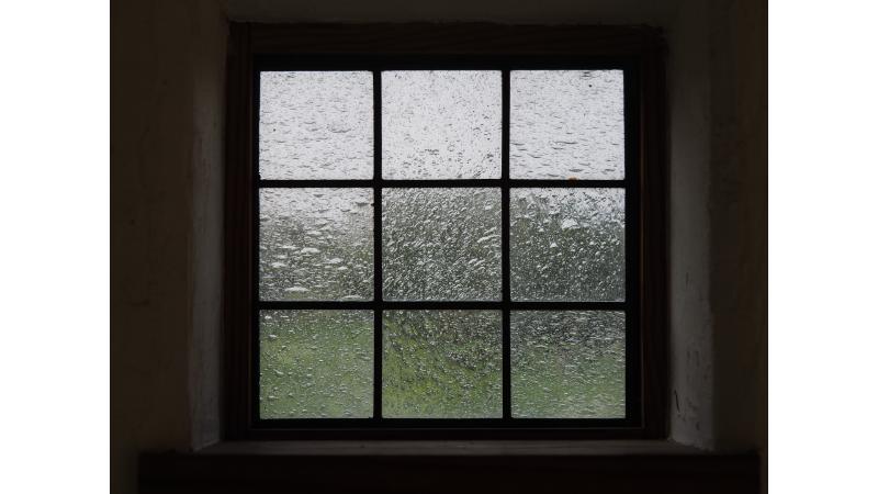 雨粒が付く窓