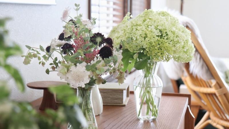 チェストの上に飾られてたカスミソウとドライフラワーの生けられた花瓶