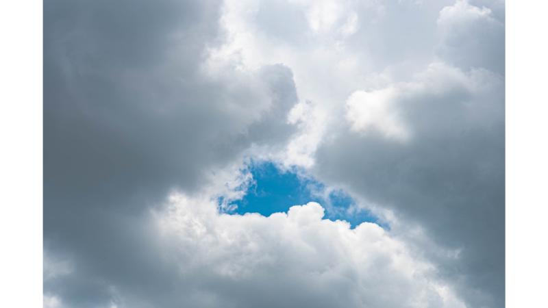 雲の合間に覗く青空