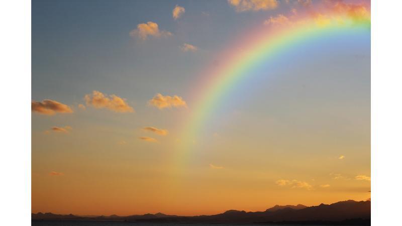 夕方の空にきれいな虹