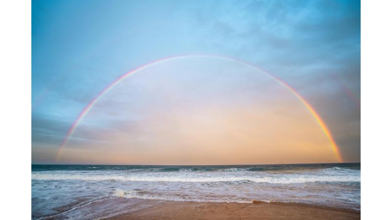 海の上にかかる虹