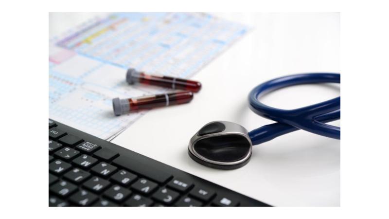 聴診器と血液採取と結果用紙
